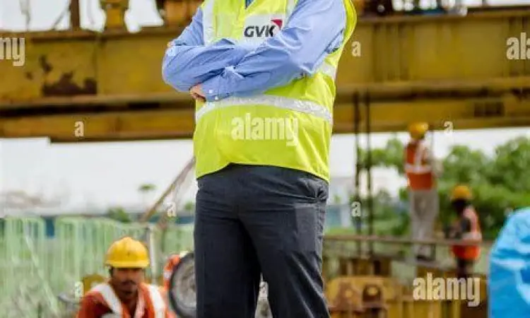 Petugas HSE sedang memberikan pengarahan keselamatan di proyek