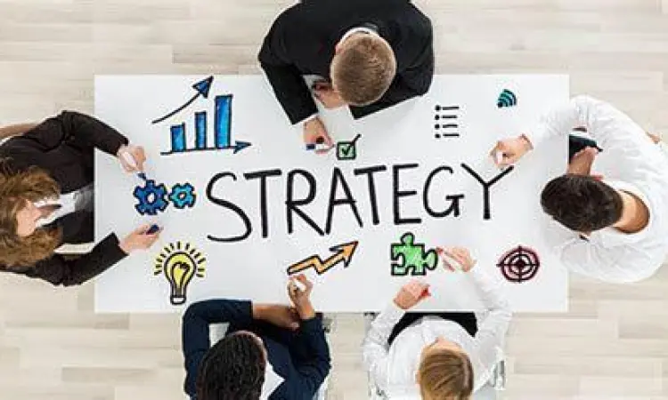 Tim sedang melakukan rapat analisis studi kelayakan usaha