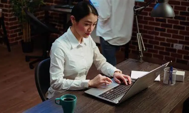 Proses Pengiriman Izin Kerja Karyawan mengirimkan email izin kerja