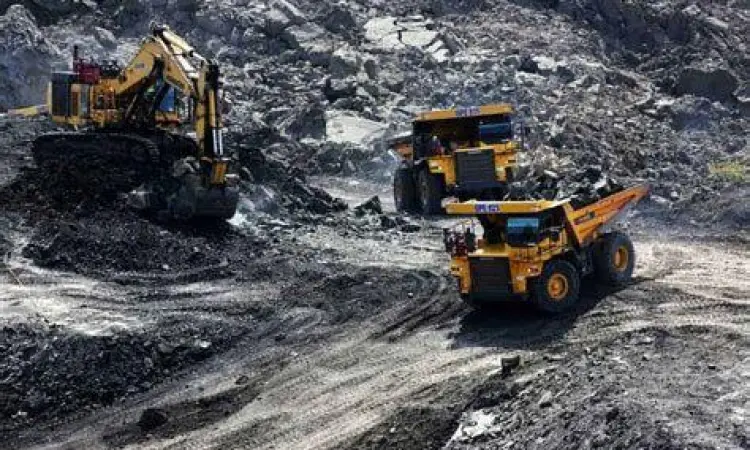 Pekerja tambang sedang berdiskusi di area site