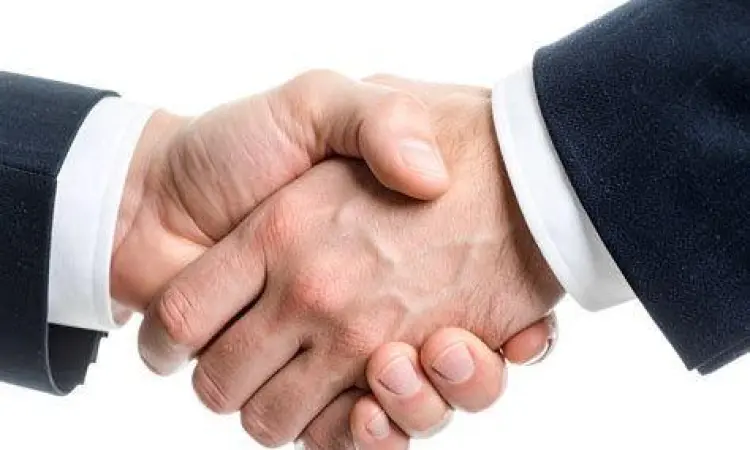 Dua orang berjabat tangan setelah kesepakatan bisnis