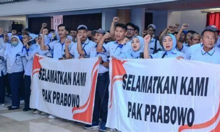 Diskusi Transparan PHK Pertemuan manajemen dan karyawan membahas PHK