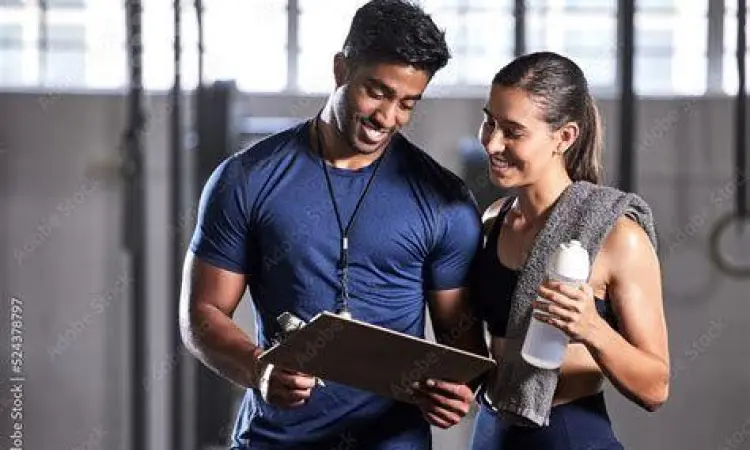 Jasa Pelatih Profesional Pelatih kebugaran memberikan instruksi latihan kepada klien