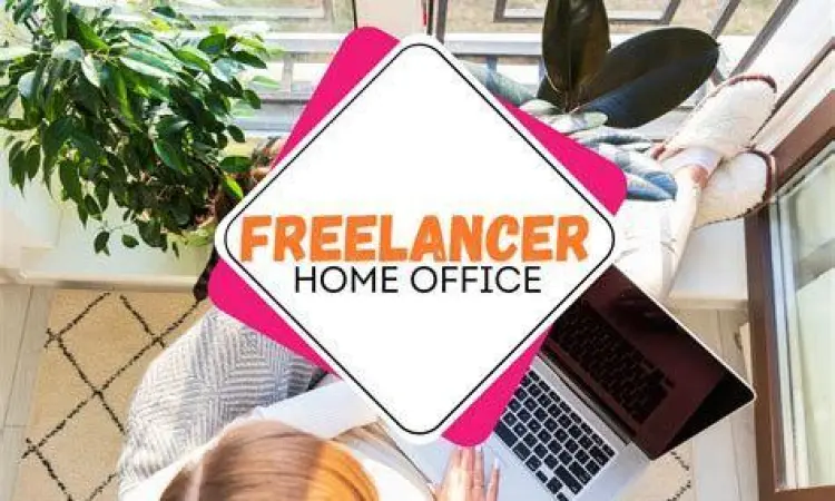 Seseorang bekerja sebagai freelancer dari rumah