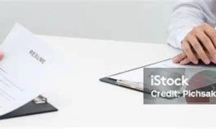 pengusaha memberikan keterangan dalam wawancara usaha