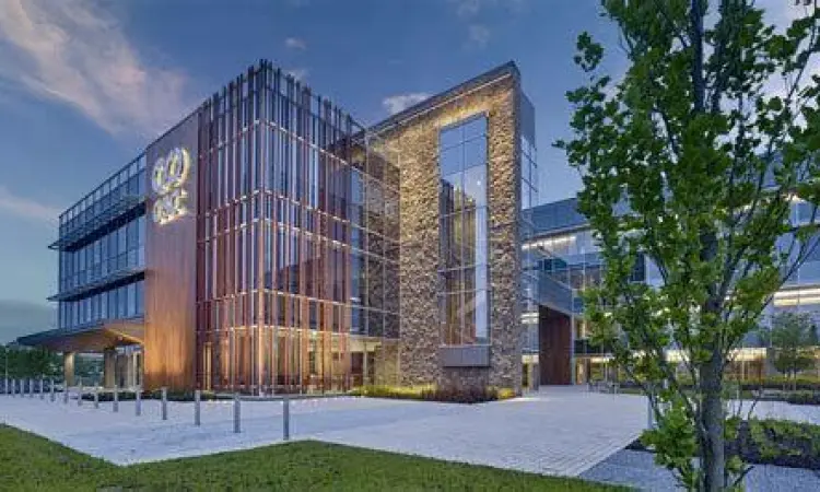 Arsitektur Kantor Pusat MNC Kantor pusat perusahaan multinasional modern