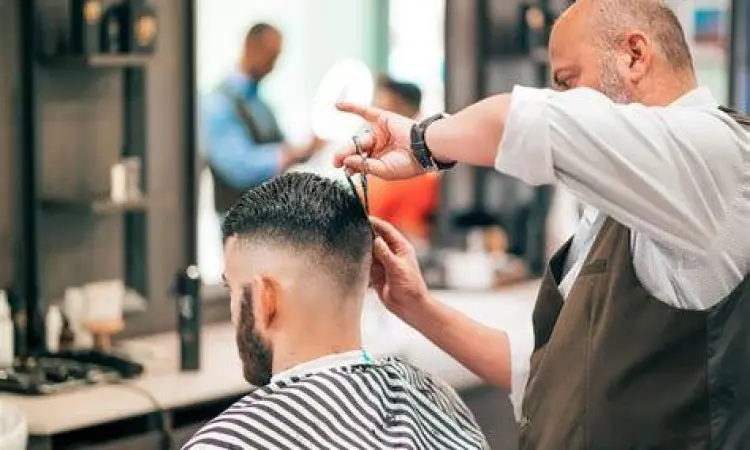 Keahlian Barber Profesional Proses pemotongan rambut oleh barber profesional