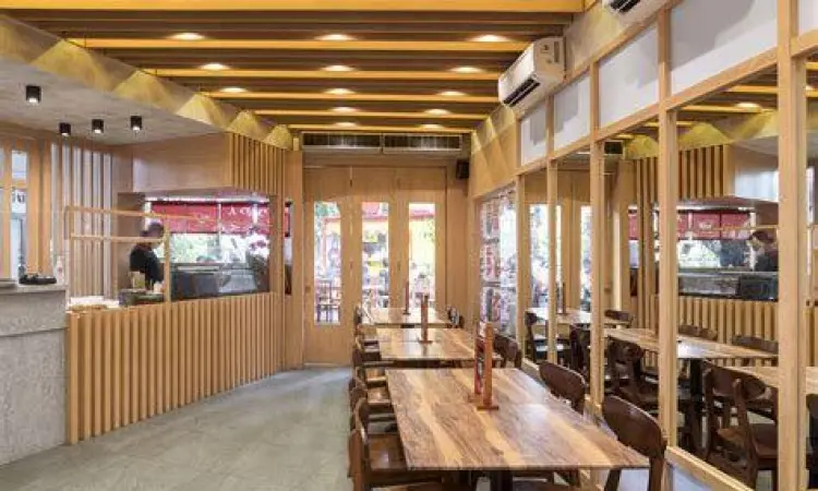 Suasana rumah makan yang ramai pengunjung