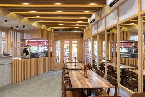 Aktivitas Ekonomi di Rumah Makan Suasana rumah makan yang ramai pengunjung