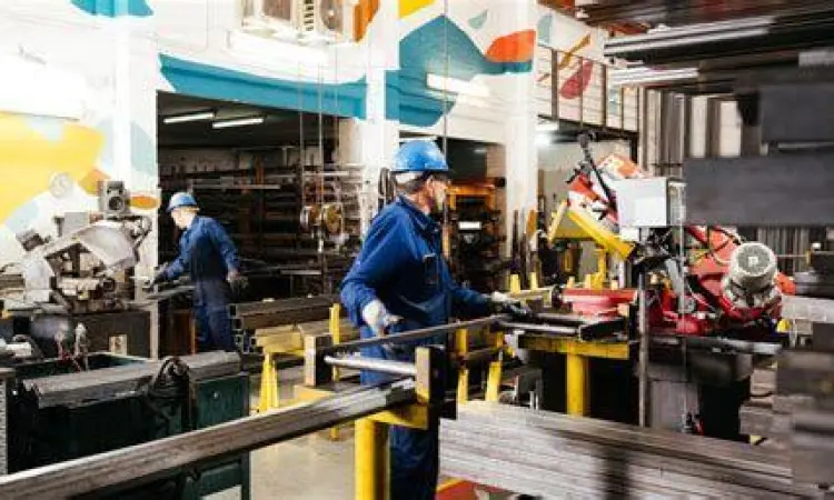 Proses Produksi Manufaktur Suasana di dalam pabrik manufaktur yang menggunakan teknologi otomasi