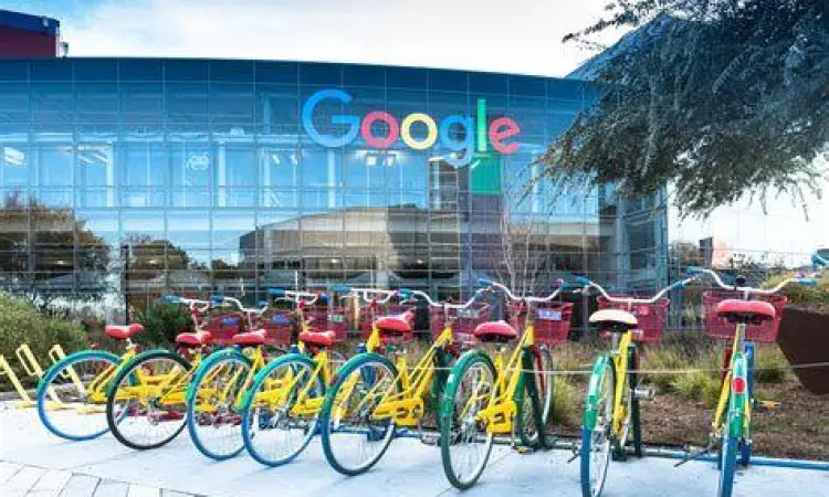 Suasana kantor kreatif dengan fasilitas pendukung