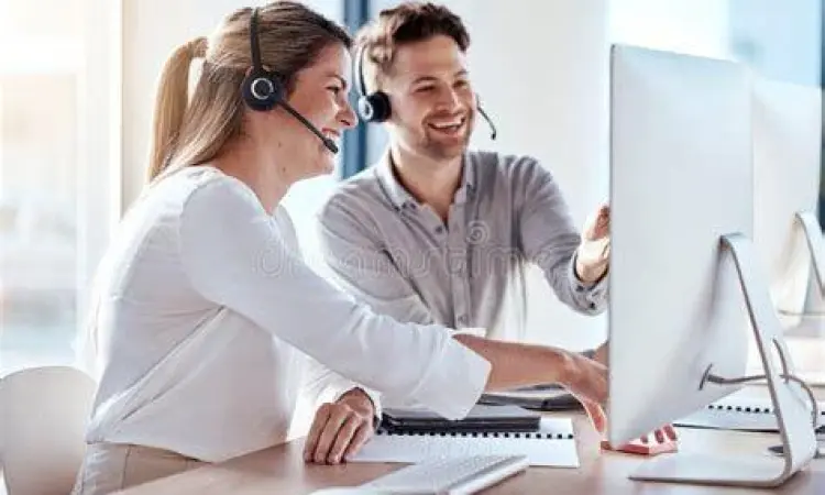 Tim konsultan IT sedang berdiskusi