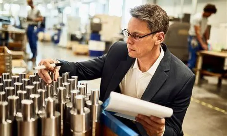 Pengecekan kualitas barang masuk di area warehouse