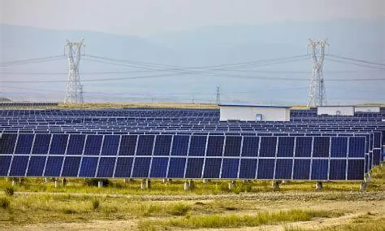 Proyek energi terbarukan pembangkit listrik tenaga surya