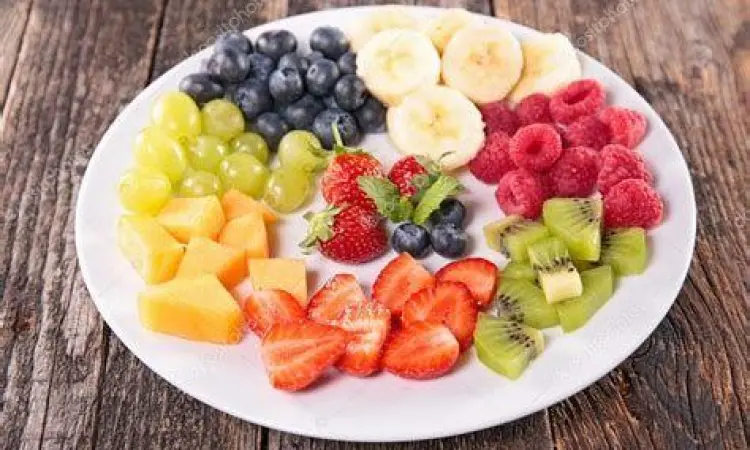 Berbagai jenis potongan buah segar untuk salad