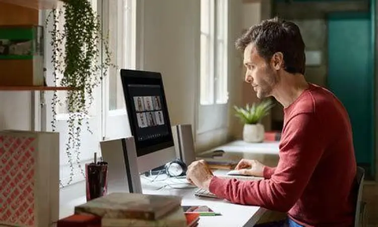 Seorang pengusaha muda bekerja dari rumah menggunakan laptop