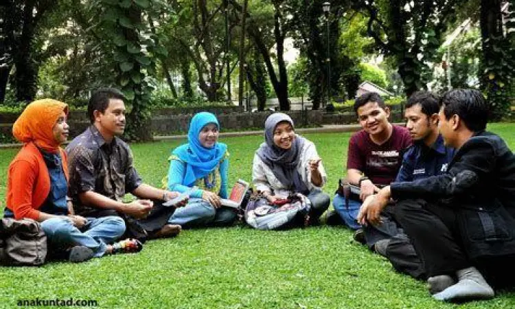 Diskusi Mentor dan Mahasiswa Magang mahasiswa sedang berdiskusi dengan mentor di kantor