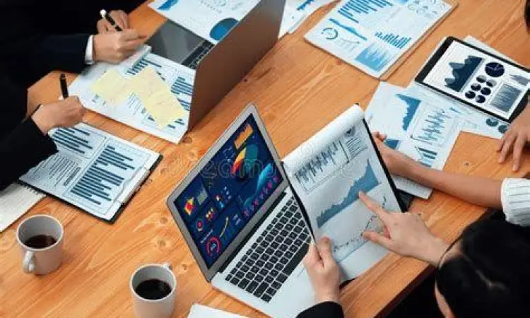 Analisis keuangan dalam rapat bisnis