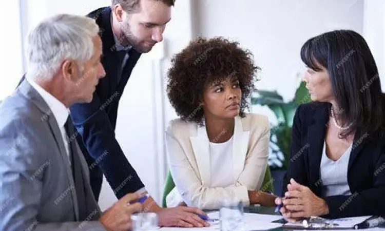 Tim manajemen sedang mendiskusikan korespondensi bisnis