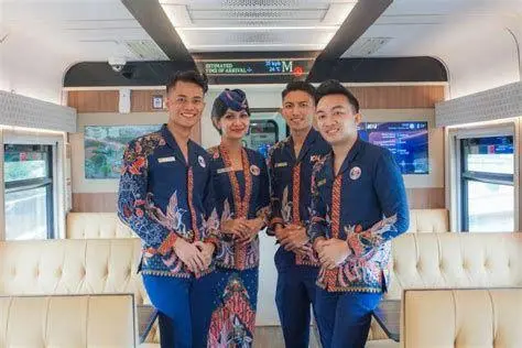Profesionalisme KAI Services petugas prama kai melayani penumpang dengan profesional