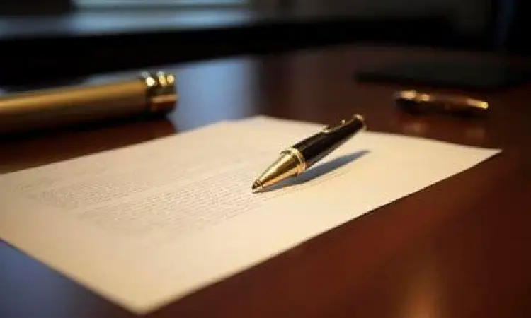 Penandatanganan dokumen legal surat perjanjian kerja