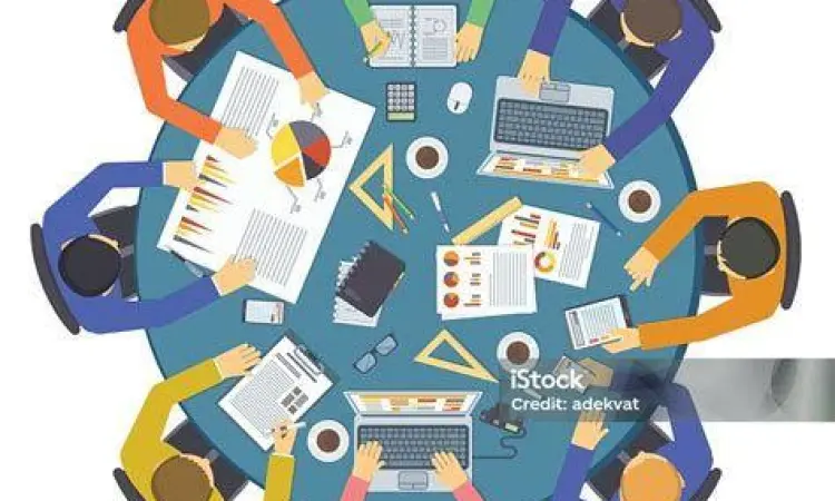 Tim sedang berdiskusi menentukan arah kebijakan perusahaan