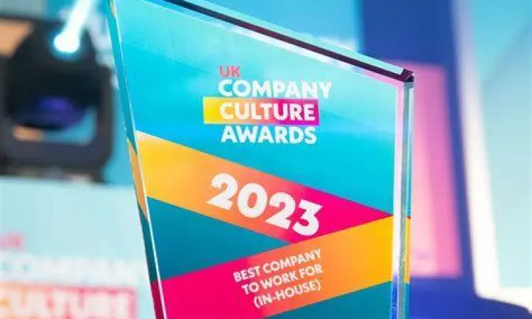 Pemberian penghargaan kepada karyawan berprestasi