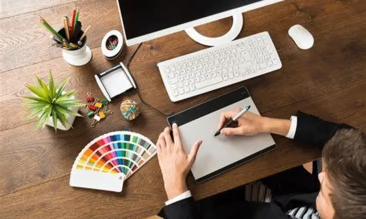 Peluang Jasa Desain Grafis Desainer grafis sedang mengerjakan proyek klien