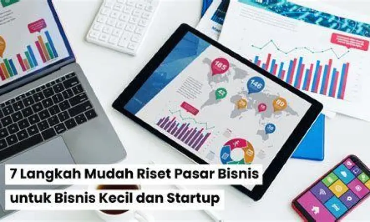 Seorang pengusaha sedang menganalisis data pasar di papan tulis