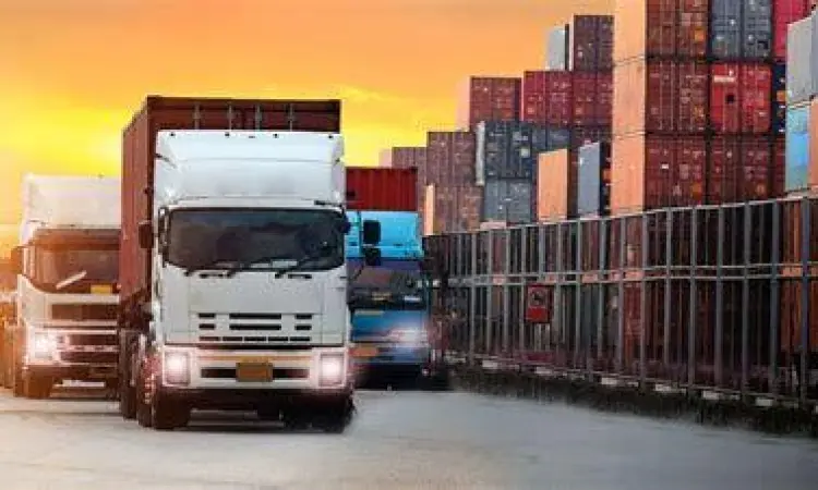 Kendaraan logistik sedang mendistribusikan barang