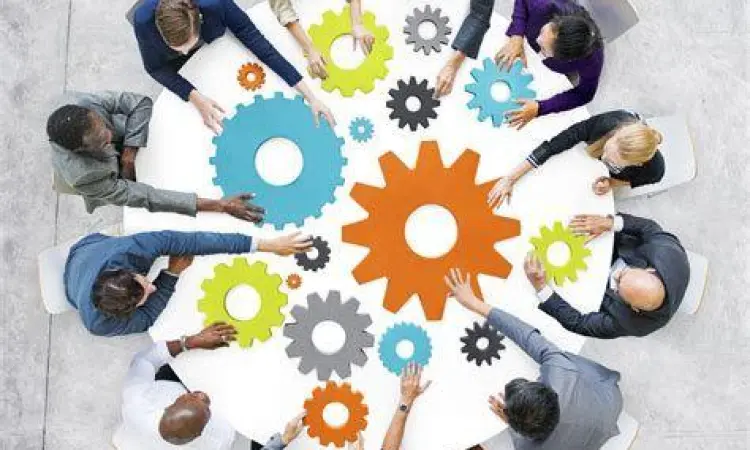 Perencanaan Strategis Bisnis Tim manajemen sedang melakukan perencanaan strategis 6M