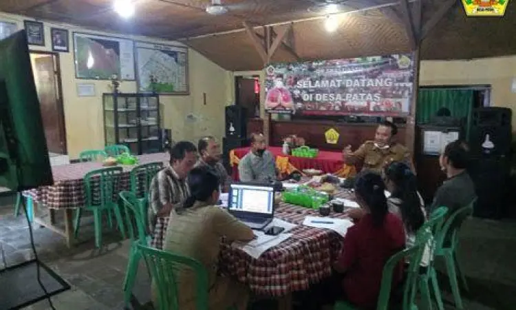Rapat pengurus BUMDes membahas perencanaan bisnis