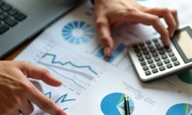 Akuntan bisnis sedang meninjau data audit