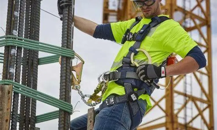 Keamanan di Ketinggian Penggunaan body harness di area konstruksi