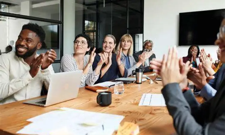 diskusi tim mengenai contoh laporan kerja bulanan perusahaan