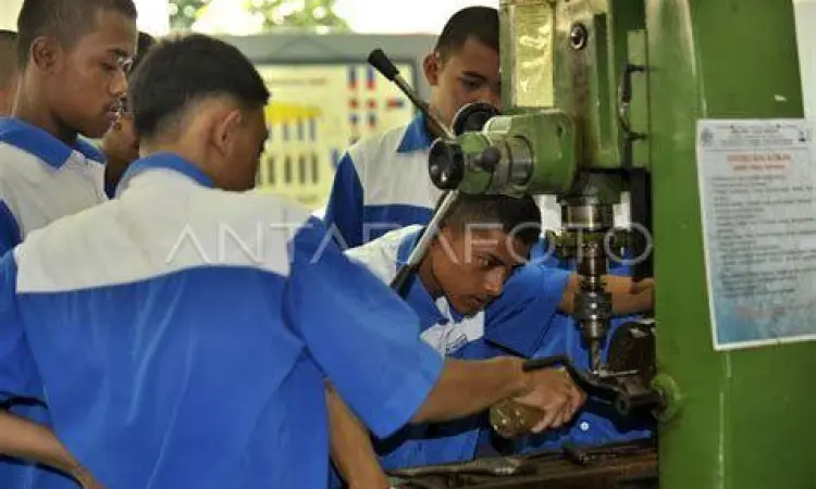 Siswa SMK sedang melakukan praktik di industri