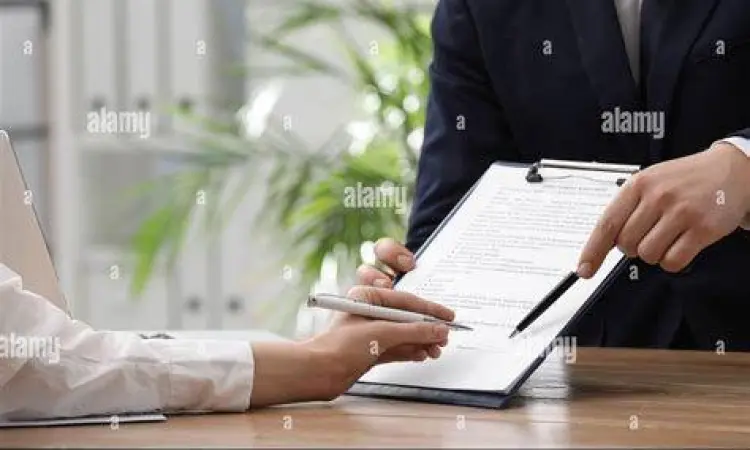 Manajer HR menandatangani dokumen penawaran kerja