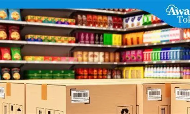 Berbagai produk FMCG di rak supermarket