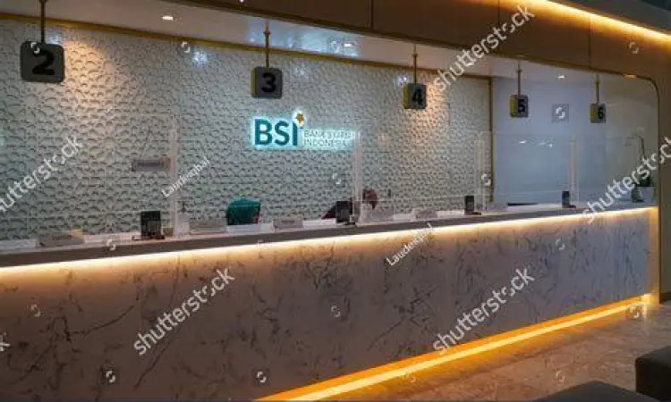 Suasana kantor pelayanan Bank Syariah Indonesia yang modern