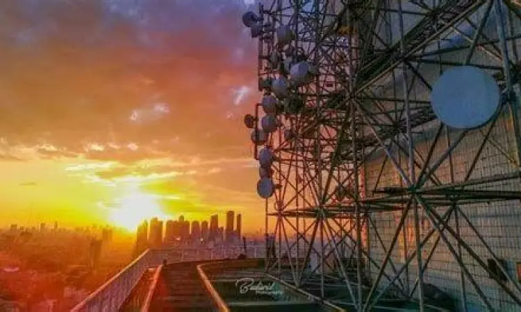 Menara telekomunikasi Indosat Ooredoo Hutchison yang menjulang tinggi