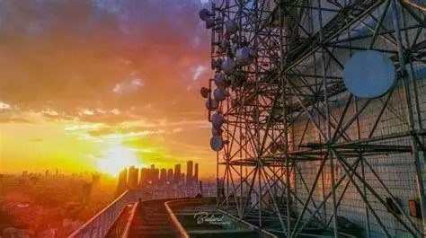 Infrastruktur IOH Menara telekomunikasi Indosat Ooredoo Hutchison yang menjulang tinggi