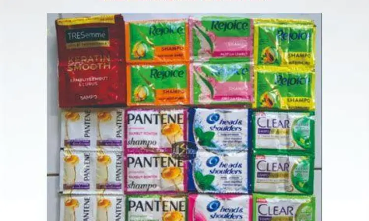 Diferensiasi Produk dalam Pasar Monopolistik Berbagai merek sampo di rak toko sebagai contoh persaingan monopolistik