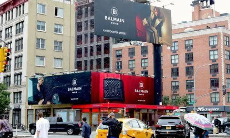 Papan iklan di pusat kota yang menunjukkan persaingan merek