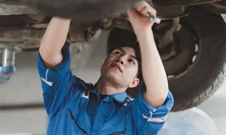 Mekanik Bengkel Mobil Mekanik profesional melakukan servis mobil