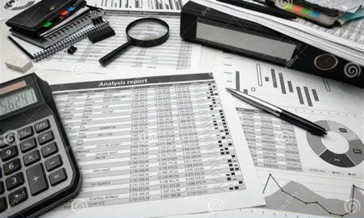 Analisis Anggaran Secara Berkala Analisis akuntansi kantor menggunakan laptop