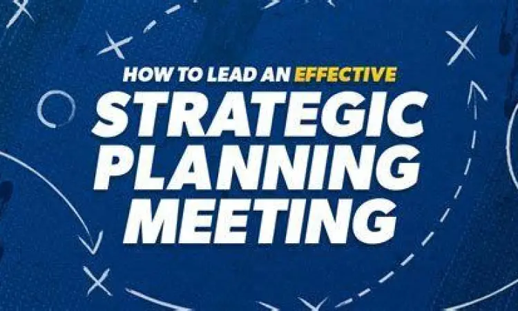 Manajer sedang menjelaskan strategi perusahaan di papan tulis