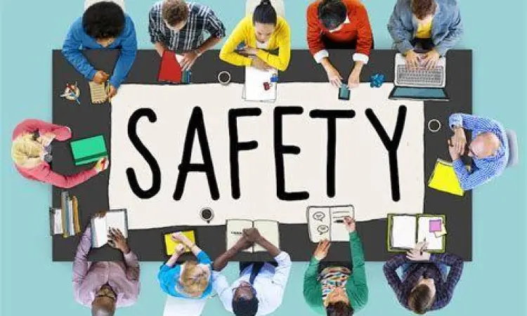 Safety Briefing Team Rapat koordinasi keselamatan kerja di kantor