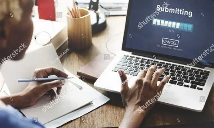 Pendaftaran OSS RBA Seseorang sedang mengajukan perizinan secara online