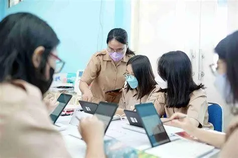 Kolaborasi Mahasiswa Startup mahasiswa sedang bekerja sama di depan laptop membangun produk digital