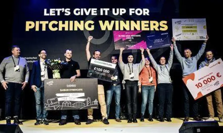 mahasiswa sedang melakukan pitching di depan juri kompetisi startup